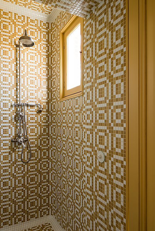 Badkamer geel mozaiek - Doornebal Interiors