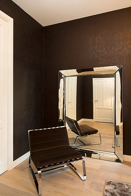 Minotti fauteuil, spiegel Fiam, behang Arte - Doornebal Interiors