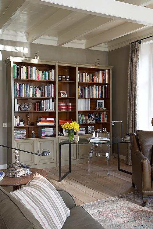 Grange boekenkast op maat, bureau Ghyczy, Philippe Starck stoel Louis - Doornebal Interiors