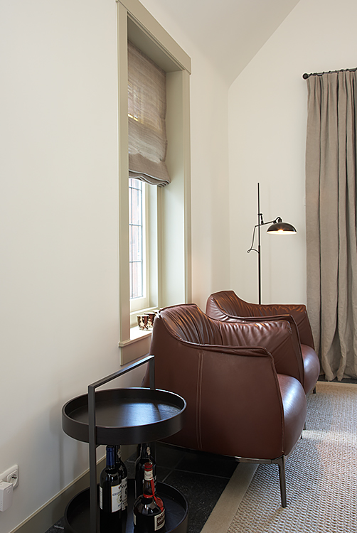 Poltrona frau Archibald fauteuil, bijzettafel Ghyczy Casalis - Doornebal Interiors